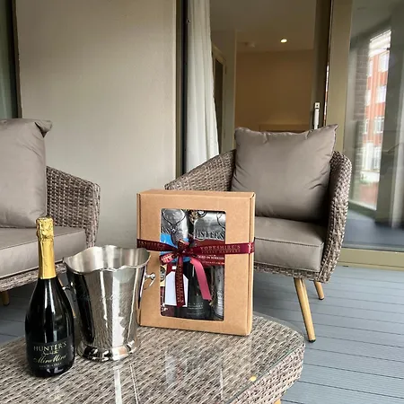 The Monochrome At Ryedale House Apartment